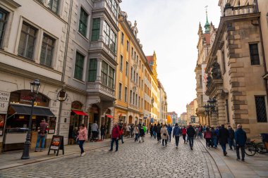 Dresden, Almanya - 19 Ekim 2024: Dresden, Almanya 'nın tarihi merkezinin caddesinde yürüyen turistler. 