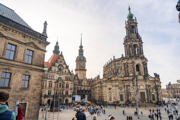 Дрезден, Германия - 19 октября 2024 года: Туристы ходят по Дворцовой площади в историческом центре Дрездена, Германия. Высокое качество фото