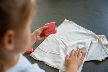 Çocukça şeyler imzalayan damgalı küçük bir kızın arka plan görüntüsü. Kişisel kıyafetlerin kimliği. Yüksek kalite fotoğraf