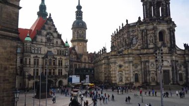 Dresden, Almanya - 19 Ekim 2024: Dresden, Almanya 'nın tarihi merkezindeki Palace meydanında yürüyen turistler. - Evet. Yüksek kalite 4k görüntü