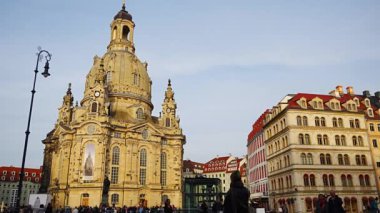 Dresden, Almanya - 19 Ekim 2024: Dresden Frauenkirche 'in önünde yürüyen turistler, Almanya. Yüksek kalite 4k görüntü