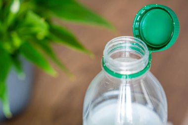 PET şişesinde durgun plastik kapak. Yeni tasarım, kapağın açıldıktan sonra şişeye bağlı kalması ve tüm paketin toplanıp geri dönüşümünün kolaylaştırılması anlamına geliyor. Yüksek kalite fotoğraf