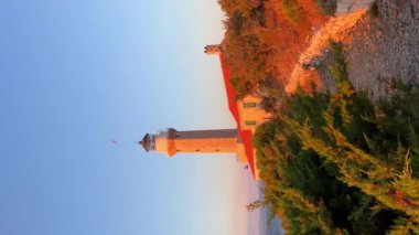 Hırvatistan 'ın Vis adasındaki deniz feneri Stoncica gün batımında. Yüksek kalite 4k görüntü