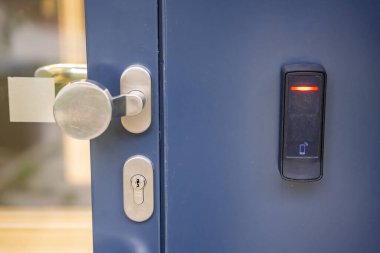 Evin duvarına yerleştirilmiş giriş sistemi okuyucusuyla birlikte elektrikli kilidi olan kapıyı kapat. Yüksek kalite fotoğraf