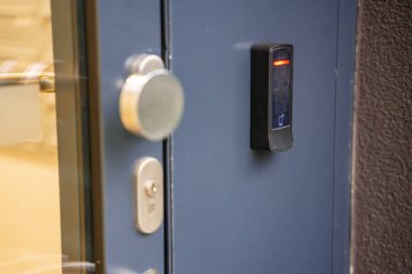 Evin duvarına yerleştirilmiş giriş sistemi okuyucusuyla birlikte elektrikli kilidi olan kapıyı kapat. Yüksek kalite fotoğraf