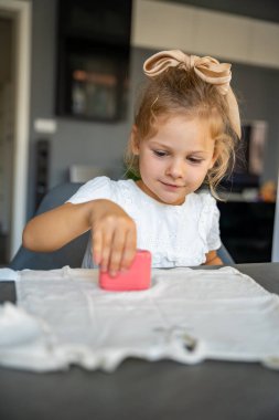 Çocuk eşyaları imzalamak için damgalı küçük bir kız. Kişisel kıyafetlerin kimliği. Yüksek kalite fotoğraf