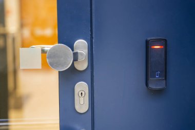 Evin duvarına yerleştirilmiş giriş sistemi okuyucusuyla birlikte elektrikli kilidi olan kapıyı kapat. Yüksek kalite fotoğraf