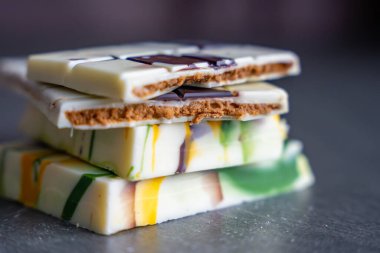 Dubai beyaz çikolatası ve helva ezmesi. Evde, mutfakta el yapımı şekerlemeler var. Yüksek kalite fotoğraf