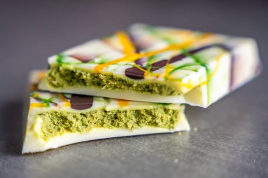 Dubai beyaz çikolatası, şam fıstığı ezmesi ve kataifi hamuru. Evde, mutfakta el yapımı şekerlemeler var. - Evet. Yüksek kalite fotoğraf