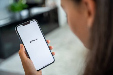 Prag, Çek Cumhuriyeti - 2 Mayıs 2024: İş yeri için mobil uygulama kullanarak ekranda CapCut uygulamasının logosu olan iPhone 'u tutan kadın. Yüksek kalite fotoğraf