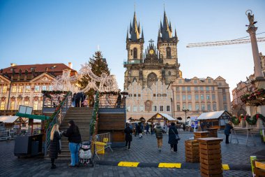 Prag, Çek Cumhuriyeti - 4 Aralık 2024: Tyn Tapınağı ve Prag 'daki Noel ağacı ile sabahın erken saatlerinde Çek Cumhuriyeti, Avrupa