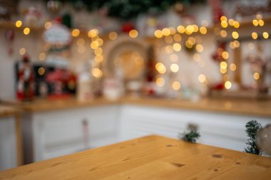 Noel mutfağının arka planında boş ahşap masa. Altın boke. Noel arkaplanı. Mutlu Noeller ve mutlu yıllar. Yüksek kalite fotoğraf