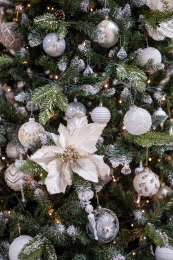 Gümüş oyuncaklı Noel ağacı. Şenlikli Noel ağacı çelenklerle süslenmiş. Yeni yılın moda renklerinde sembolü. Yüksek kalite fotoğraf