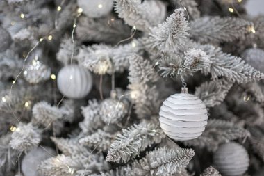 Gümüş oyuncaklı Noel ağacı. Şenlikli Noel ağacı çelenklerle süslenmiş. Yeni yılın moda renklerinde sembolü. Yüksek kalite fotoğraf