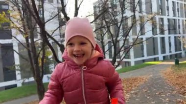 Prag 'daki Sonbahar Şehir Parkı' nda koşan küçük bir kız. Yüksek kalite 4k görüntü