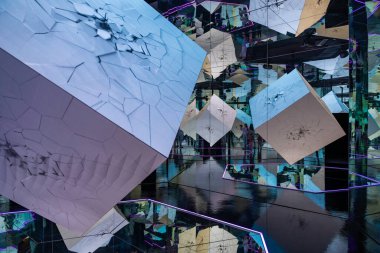 Prag, Çek Cumhuriyeti - 1 Eylül 2023: Prag 'daki Westfield Chodov alışveriş merkezinde interaktif renkler müzesi, neon dijital sanat. Sanal gerçeklik, soyut renkli kavram. Yüksek kalite fotoğraf