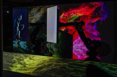 Prag, Çek Cumhuriyeti - 1 Eylül 2023: Prag 'daki Westfield Chodov alışveriş merkezinde interaktif renkler müzesi, neon dijital sanat. Sanal gerçeklik, soyut renkli kavram. Yüksek kalite fotoğraf