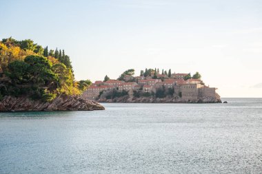 Budva yakınlarındaki Sveti Stefan adası kışın gün batımında. Karadağ 'da kapalı tatil beldesi. Yüksek kalite fotoğraf