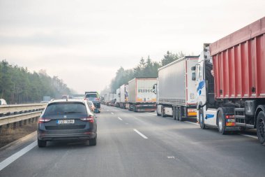 Almanya, Avrupa - 20.12.2024: Avrupa 'da sisli karayolunda hızla giden birçok arabanın arka kuyruk görüntüsü. Avrupa 'da trafik sıkışık. Yüksek kalite fotoğraf