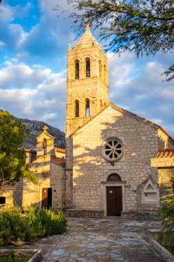 Karadağ 'daki Adriyatik Denizi yakınlarındaki Ortodoks Rezevici manastırı. Yüksek kalite fotoğraf