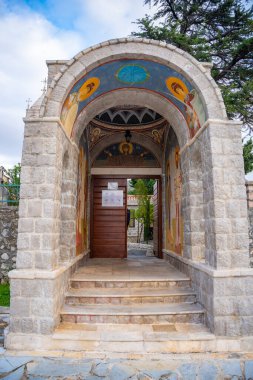 Rezevici, Karadağ - 25,12,2024: Karadağ 'daki Adriyatik Denizi yakınlarındaki Ortodoks Rezevici manastırı. Yüksek kalite fotoğraf