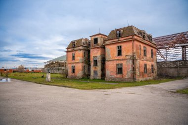 Karadağ 'ın Ulcinj kenti yakınlarında terk edilmiş tuz üretim tesisleri. Yüksek kalite fotoğraf