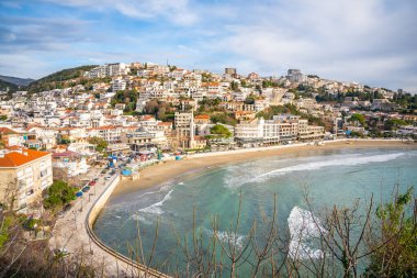 Ulcinj, Karadağ - 2.01.2025: Karadağ 'ın Avrupa kıyısındaki en güneydeki kenti olan eski duvardan Ulcinj kentinin havadan görünüşü. Yüksek kalite fotoğraf