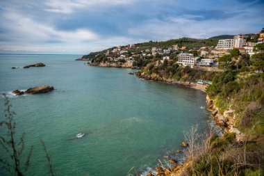 Ulcinj, Karadağ - 2.01.2025: Karadağ 'ın Avrupa kıyısındaki en güneydeki kenti olan eski duvardan Ulcinj kentinin havadan görünüşü. Yüksek kalite fotoğraf