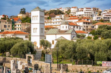 Karadağ 'ın Ulcinj kenti - 2.01.2025: Karadağ' ın en güneydeki kenti olan Karadağ 'ın Ulcinj Eski Kenti' ndeki tepe manzaralı evler ve mezarlık. Yüksek kalite fotoğraf