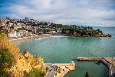 Ulcinj, Karadağ - 2.01.2025: Karadağ 'ın Avrupa kıyısındaki en güneydeki kenti olan eski duvardan Ulcinj kentinin havadan görünüşü. Yüksek kalite fotoğraf