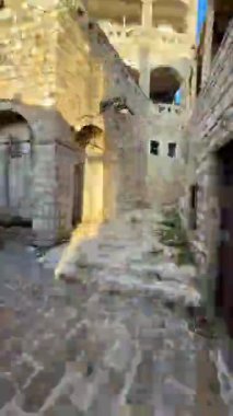 Ulcinj, Karadağ - 2.01.2025: Karadağ 'ın en güneydeki kenti olan Karadağ' ın Ulcinj Eski Kenti 'ndeki dar sokakların yürüme videosu. Yüksek kalite 4k görüntü