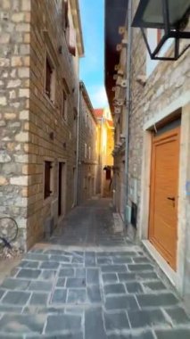 Karadağ 'ın Avrupa kıyısındaki en güneydeki kenti olan Karadağ' ın Ulcinj Eski Kasabası 'ndaki dar bir caddenin yürüyüş manzarası. Yüksek kalite 4k görüntü