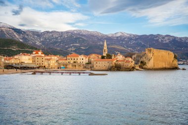 Budva, Karadağ, Balkanlar, Avrupa. Eski kasaba ve kışın arka planda dağlar. Yüksek kalite fotoğraf