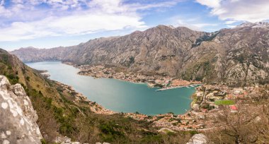 Karadağ 'ın dağlık kesiminden Kotor kasabası ve Bay Boca' nın panoramik manzarası. Yüksek kalite fotoğraf
