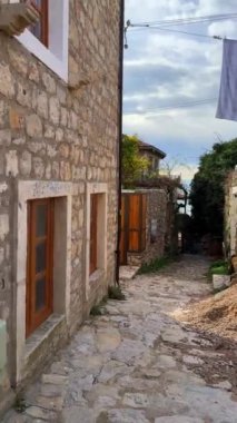 Karadağ 'ın Avrupa kıyısındaki en güneydeki kenti olan Karadağ' ın Ulcinj Eski Kasabası 'ndaki dar bir caddenin yürüyüş manzarası. Yüksek kalite 4k görüntü