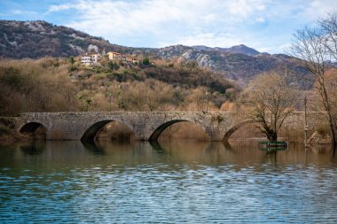 Karadağ 'ın Skadar Gölü yakınlarındaki küçük bir kasabadaki Crnojeviç nehri üzerindeki kemerli köprü. Yüksek kalite fotoğraf