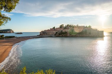 Budva yakınlarındaki Sveti Stefan adası kışın gün batımında. Karadağ 'da kapalı tatil beldesi. Yüksek kalite fotoğraf