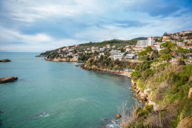 Ulcinj, Karadağ - 2.01.2025: Karadağ 'ın Avrupa kıyısındaki en güneydeki kenti olan eski duvardan Ulcinj kentinin havadan görünüşü. Yüksek kalite fotoğraf