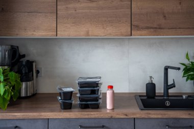 Kilo kaybı için sağlıklı beslenme planı olan kara kutular, günlük hazır yemek menüsü teslimatı. Cep telefonu uygulaması ile sipariş edilen yemek. Tabakla dengeli porsiyon. Pişirme öncesi. Yüksek kalite fotoğraf