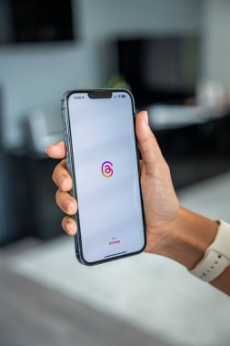 Prag, Çek Cumhuriyeti - 2 Mayıs 2024: İş yeri için mobil uygulama kullanarak ekranda uygulama logosu olan iPhone 'u tutan kadın. Yüksek kalite fotoğraf
