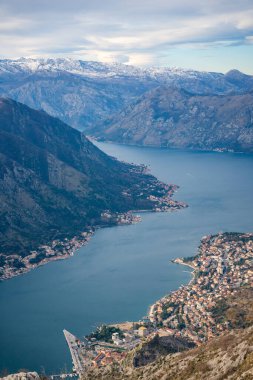Kotor Körfezi Boca 'nın panoramik manzarası ve Karadağ' ın dağlık kesiminden kış mevsiminde dağlar. Yüksek kalite fotoğraf