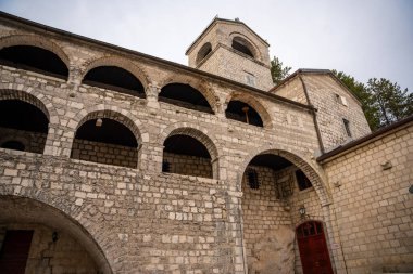 Karadağ 'da bir kış gününde Çetince Manastırı. Yüksek kalite fotoğraf