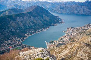 Kotor Körfezi Boca 'nın panoramik manzarası ve Karadağ' ın dağlık kesiminden kış mevsiminde dağlar. Yüksek kalite fotoğraf