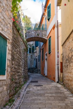 Herceg Novi, Karadağ - 3 Ocak 2025: Karadağ 'ın eski Herceg Novi kentinde kışın insanların olmadığı Dar Sokak. Yüksek kalite fotoğraf