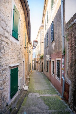 Herceg Novi, Karadağ - 3 Ocak 2025: Karadağ 'ın eski Herceg Novi kentinde kışın insanların olmadığı Dar Sokak. Yüksek kalite fotoğraf