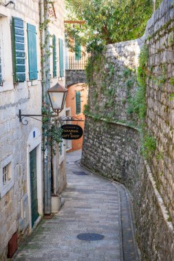 Herceg Novi, Karadağ - 3 Ocak 2025: Karadağ 'ın eski Herceg Novi kentinde kışın insanların olmadığı Dar Sokak. Yüksek kalite fotoğraf