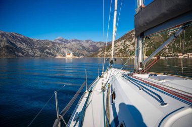 Ada yatından ve Karadağ 'daki Perast yakınlarındaki Our Lady of the Rocks kilisesinden görüntü. Boka Kotor Körfezi, Avrupa. Yüksek kalite fotoğraf