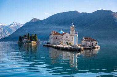 Aziz George Adası ve Karadağ 'ın Perast kenti yakınlarındaki Our Lady of the Rocks Kilisesi. Boka Kotor Körfezi, Avrupa. - Evet. Yüksek kalite fotoğraf