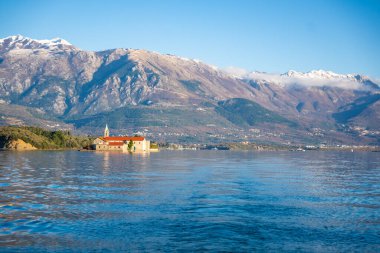 Karadağ 'ın Adriyatik Denizi' nin Kotor körfezindeki Tivat kenti yakınlarındaki bir yat teknesinden Merhamet Adası 'nın görüntüsü. Yüksek kalite fotoğraf