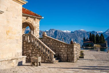 Karadağ 'daki Perast yakınlarındaki Kayalıklar Kilisesi' nden Aziz George Adası manzarası. Boka Kotor Körfezi, Avrupa. Yüksek kalite fotoğraf